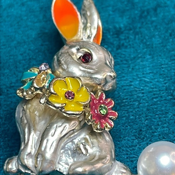 Small Rabbit with flowers brooch - Picture 2 of 5